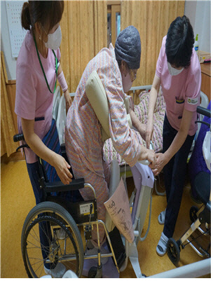 어르신이 이동보조로봇 '허그'를 이용하고 있다. [수원보훈요양원 제공]